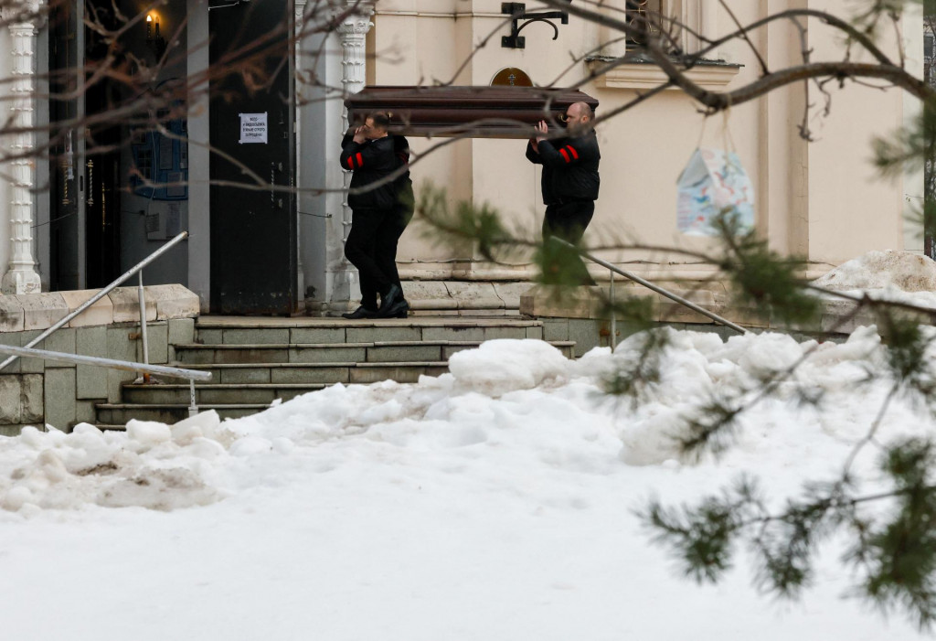 Muži nes&uacute; rakvu s telom rusk&eacute;ho opozičn&eacute;ho politika Alexeja Navaľn&eacute;ho. FOTO: Reuters
