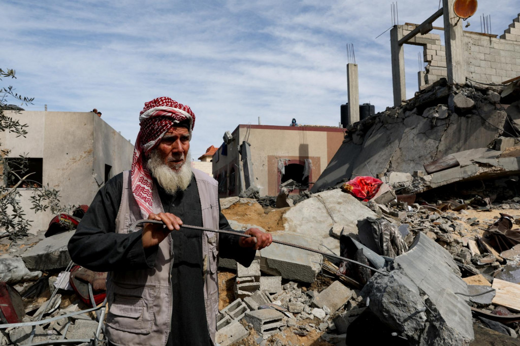 Palestínčan stojí na mieste izraelského útoku na dom v Rafahu v južnom Pásme Gazy. FOTO: Reuters