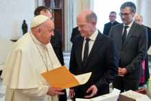 Pápež František dnes prijal nemeckého kancelára Olafa Scholza. FOTO: Reuters