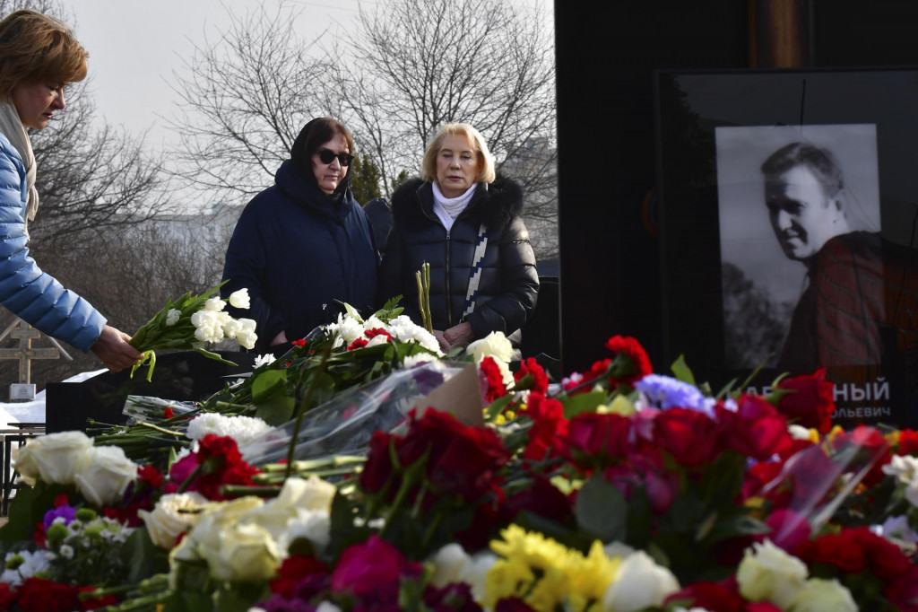 Na snímke v pozadí zľava matka opozičného politika Alexeja Navaľného Ľudmila a matka politikovej manželky Julija pri hrobe na Borisovskom cintoríne v Moskve.