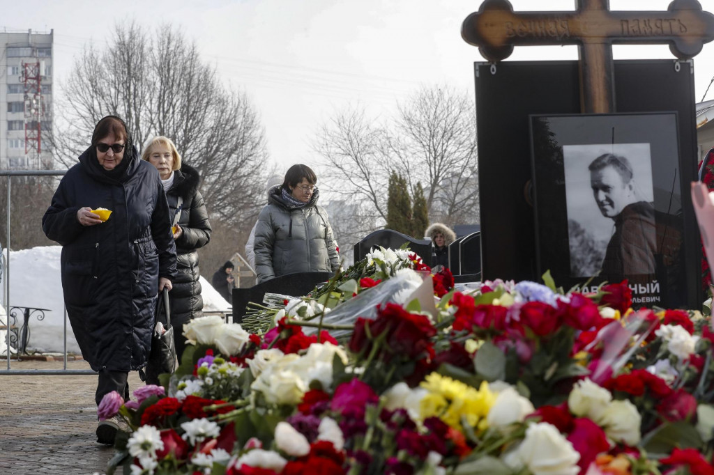 Zľava matka opozičného politika Alexeja Navaľného Ľudmila a matka politikovej manželky Julije pri hrobe na Borisovskom cintoríne v Moskve. FOTO: TASR/AP
