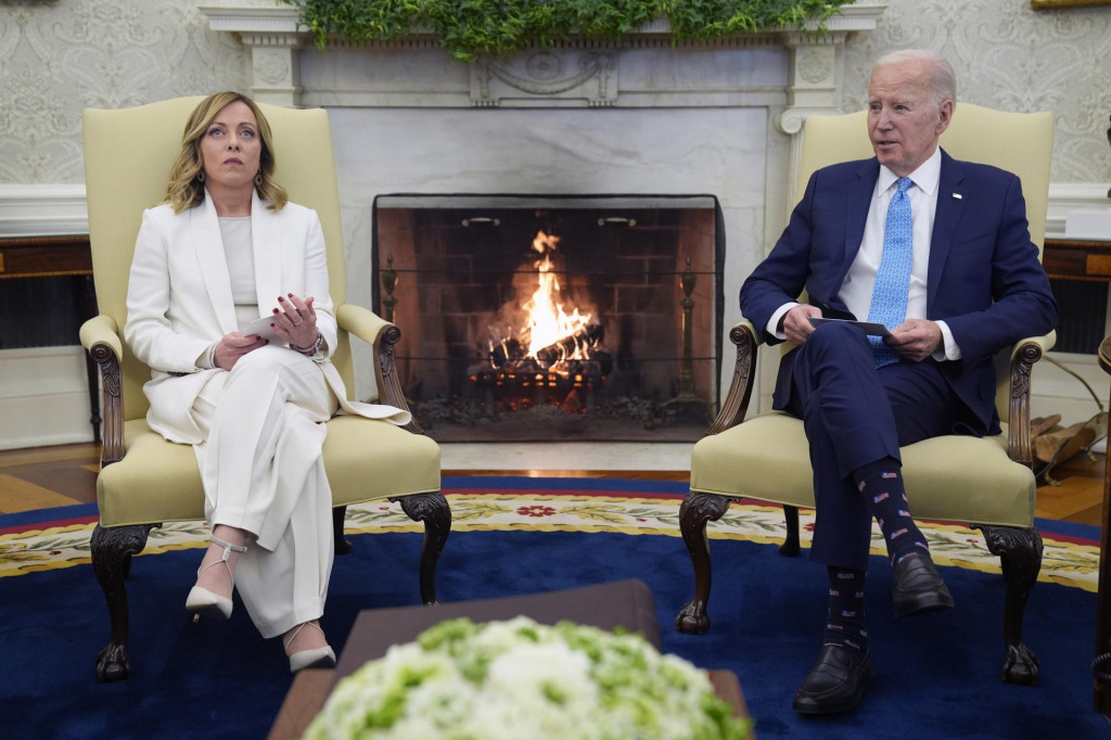 Americký prezident Joe Biden a vľavo talianska premiérka Giorgia Meloniová. FOTO: TASR/AP
