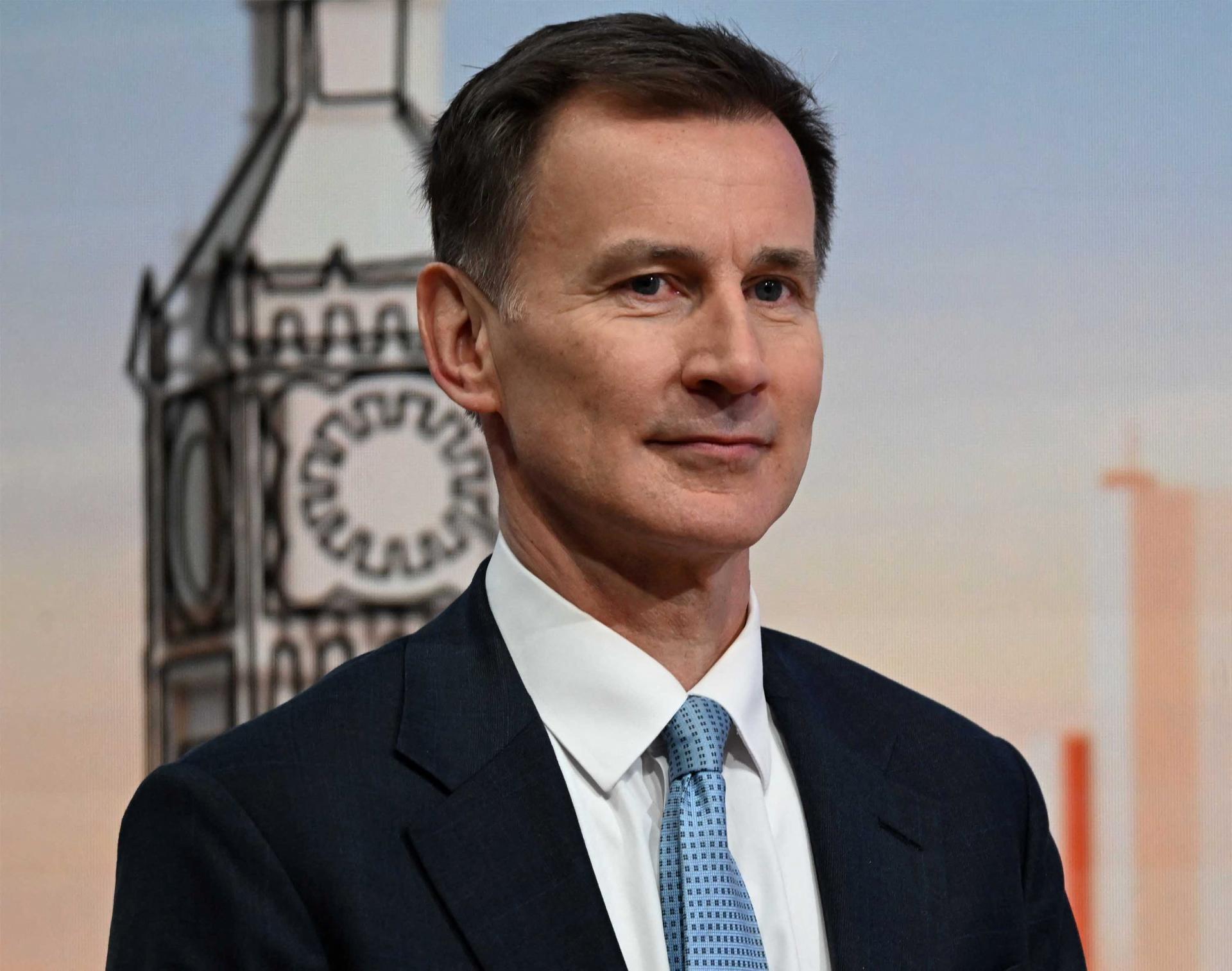 Nemáme pozitívny výhľad. Britský minister financií tlmí nádeje na zníženie daní pred voľbami