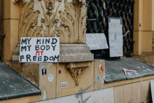Aktivisti za práva žien dúfajú, že francúzsky krok ukotviť v ústave prístup k interrupciám povzbudí k podobným rozhodnutiam aj ďalšie krajiny. FOTO: Pexels/karolina Grabowska
