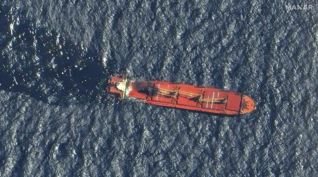 Nákladná loď Rubymar, ktorá po útoku jemenských povstalcov zostala opustená v južnom sektore Červeného mora, sa v piatok 1. marca 2024 večer potopila. FOTO: TASR/AP