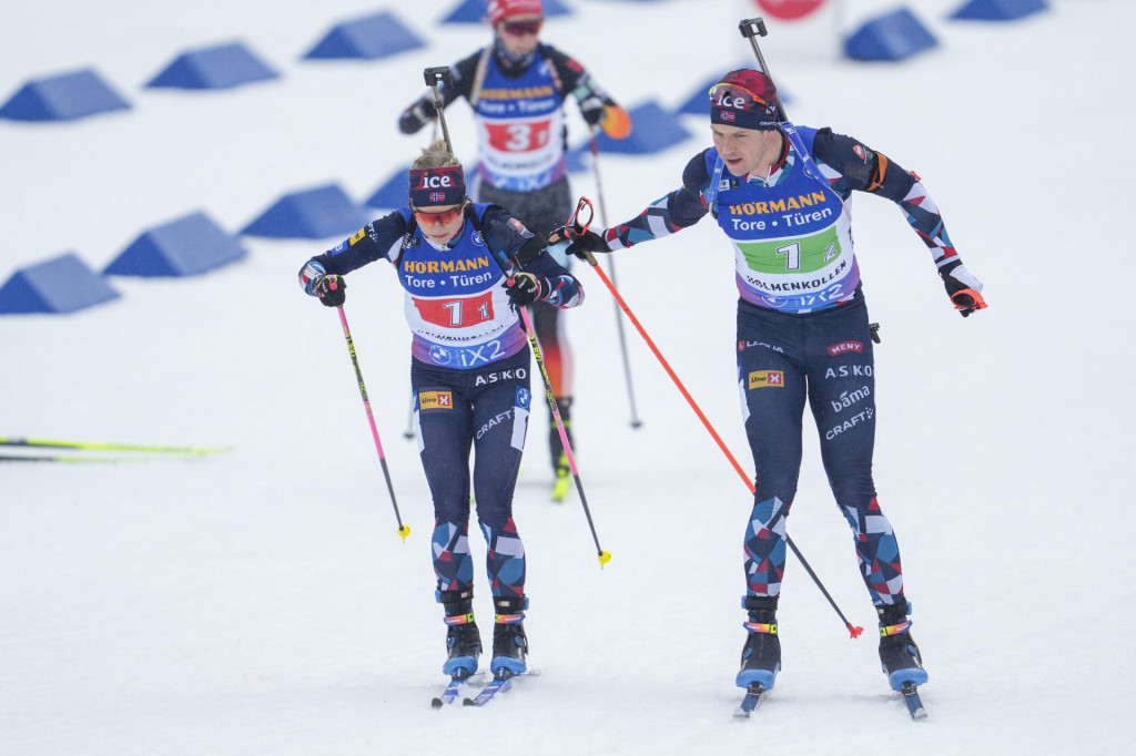 Nórski biatlonisti Juni Arnekleivová a Vetle Sjaastad Christiansen zvíťazili v mixe dvojíc v pretekoch 7. kola Svetového pohára v nórskom Holmenkolene. FOTO: TASR/AP