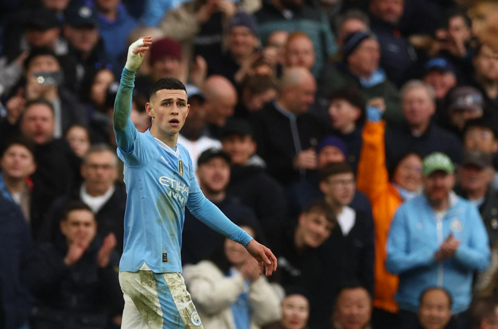 Stredopoliar Manchestru City a autor dvoch gólov Phil Foden oslavuje víťazstvo v zápase 27. kola anglickej Premier League vo futbale Manchester City - Manchester United. FOTO: REUTERS