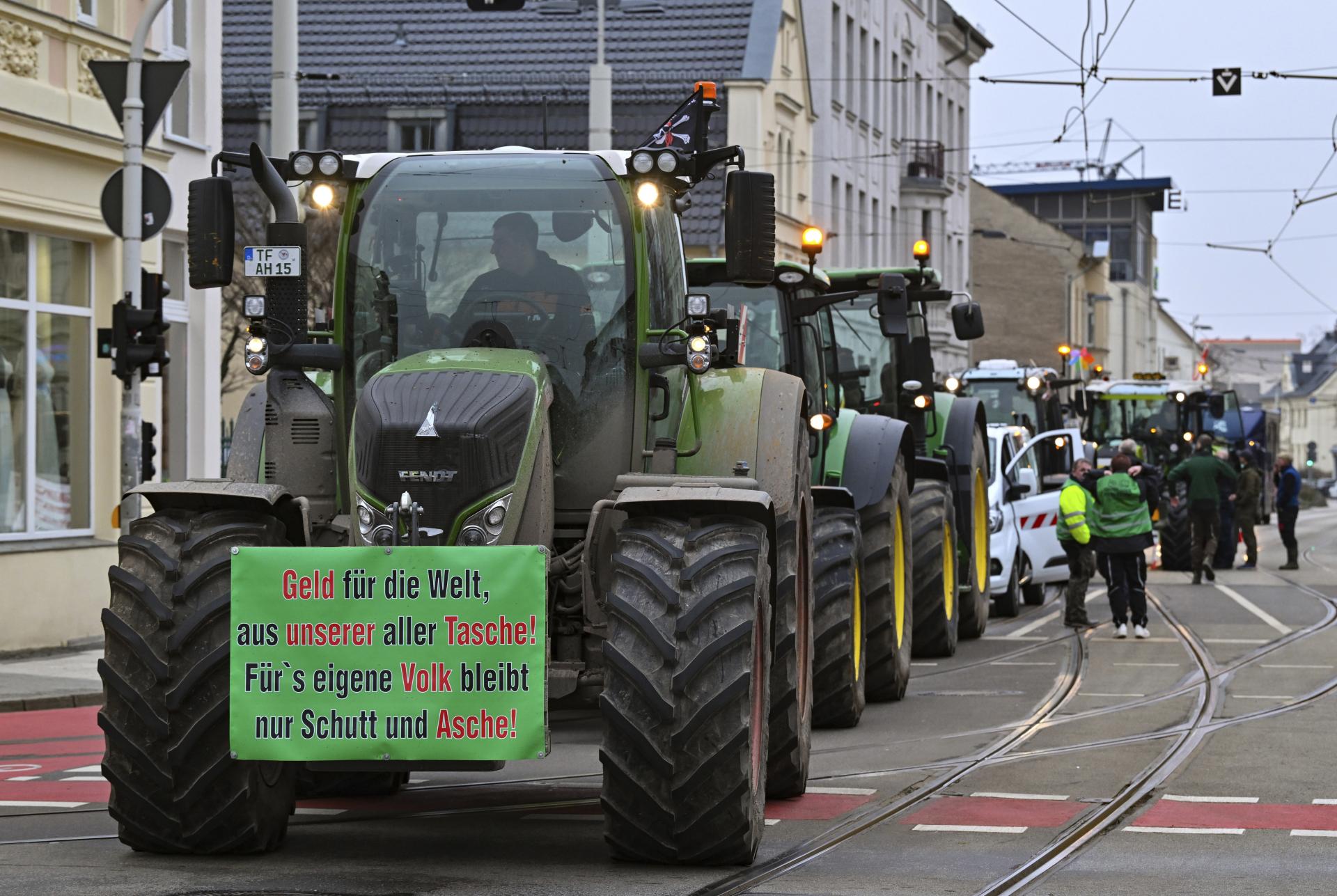 Poľnohospodári v Nemecku vysypali hnoj na ceste, niekoľko áut kvôli tomu nabúralo