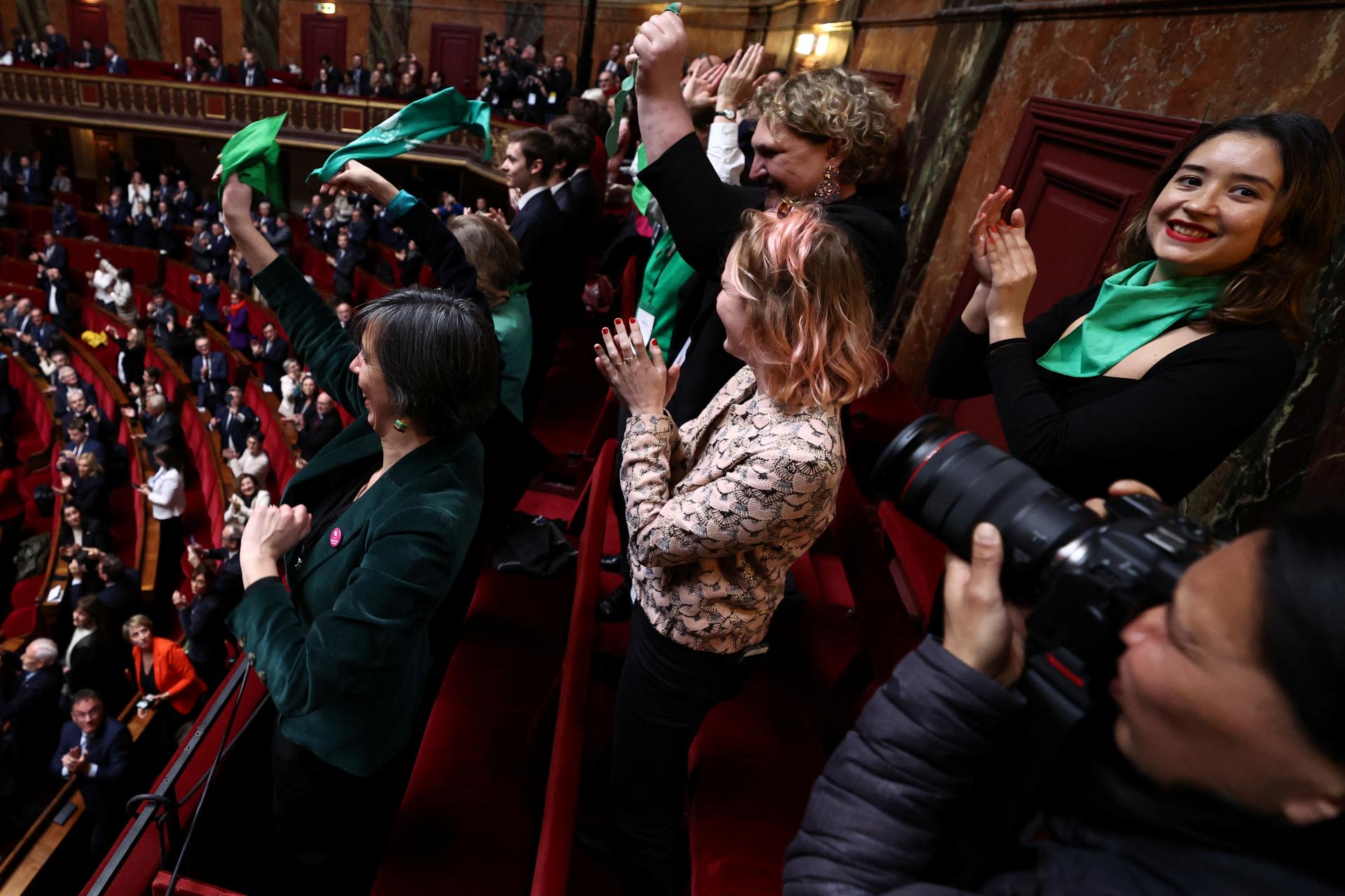 Nový zákon privítali dlhým potleskom. Francúzsko do svojej ústavy zakotvilo právo na potrat