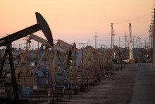 Čerpadlá na ropných plošinách. FOTO: Reuters