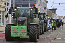 Farmári prichádzajú s traktormi na demonštráciu pred začiatkom tretej konferencie o rozvoji infraštruktúry v oblasti Lužických a stredonemeckých baní na radnici v Cottbuse v Nemecku. FOTO: TASR/AP