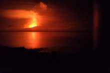 Erupcia sopky La Cumbre a chrliacu lávu pri pohľade z ostrova Isabela na Galapágoch v Ekvádore. FOTO Reuters/Parque Nacional Galapagos