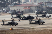 Vrtuľníky Apache vzlietajú zo základne Humphreys počas spoločného vojenského cvičenia Južnej Kórey a USA v meste Pchjongtchek. FOTO: TASR/Jonhap
