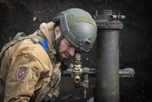 Ukrajinský vojak 28. samostatnej mechanizovanej brigády mieri mínometom pred streľbou na ruské pozície. FOTO: TASR/AP