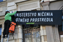 Aktivisti Greenpeace Slovensko umiestnili transparent počas protestnej aktivity pred budovou Ministerstva životného prostredia. FOTO: TASR/Pavol Zachar