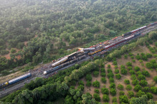 Zrážka dvoch osobných vlakov v okrese Vizianagaram v južnom štáte indickom Ándhrapradéš. FOTO: Reuters