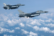 Holandské stíhačky F-16 počas prehliadky NATO. Aj Holanďania Ukrajincom poskytnú niekoľko týchto strojov. FOTO: Reuters