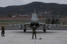 Vojenské lietadlá Eurofighter Typhoon pristávajú na novozrekonštruovanej leteckej základni NATO v Kucovej v Albánsku. FOTO: Reuters