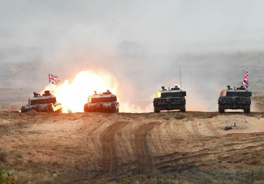 Výstrel tanku Challenger 2 britskej armády počas cvičenia bojovej skupiny Iron Spear 2019 s posilnenou predsunutou prítomnosťou NATO v Lotyšsku. FOTO: Reuters