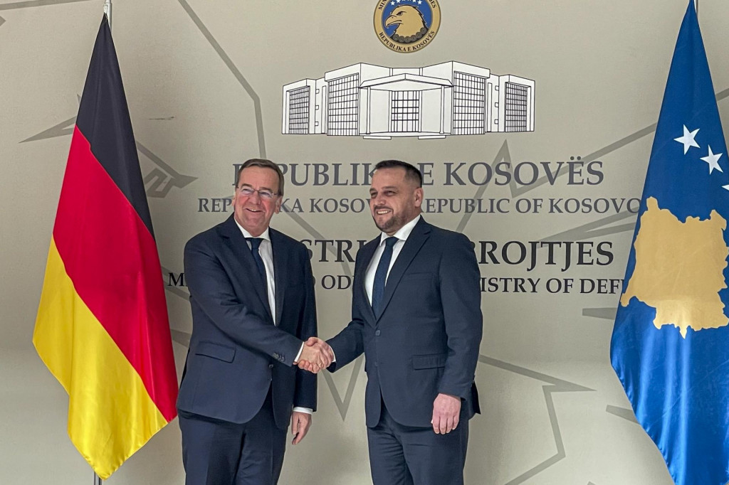 Nemecký minister obrany Boris Pistorius hovoril vo februári s kosovským partnerom Ejupom Maqedoncim v Prištine o spolupráci vo vojenskej oblasti. FOTO: TASR/AP