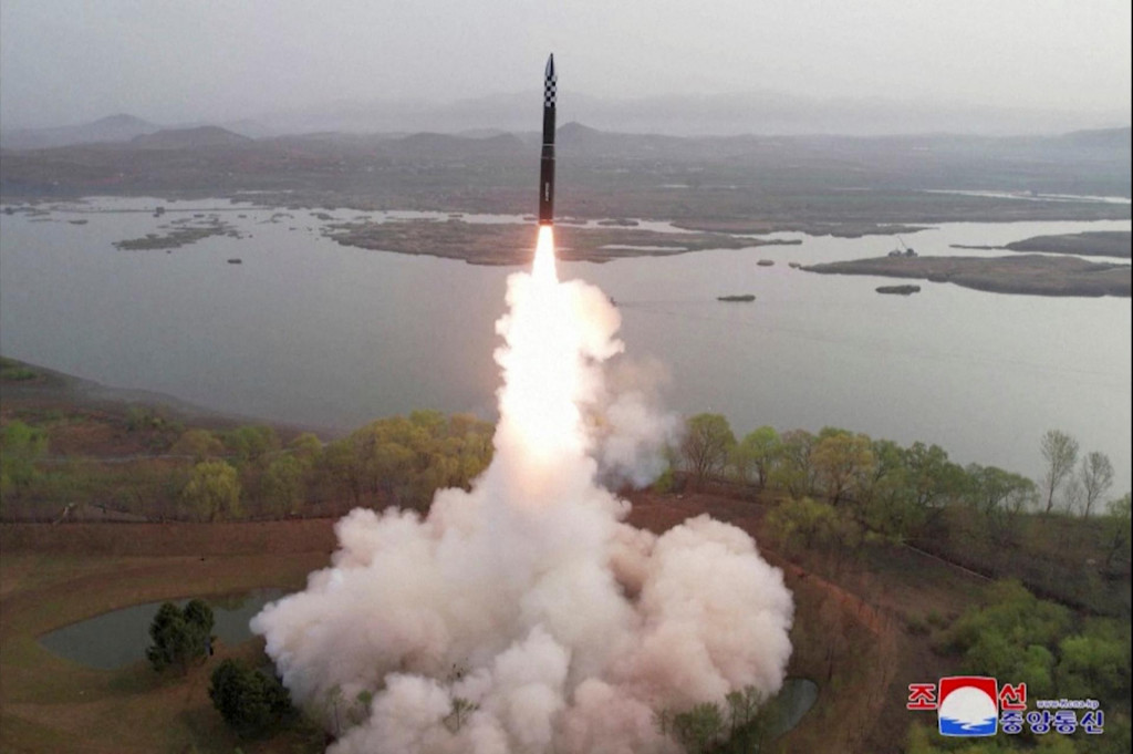 Štart medzikontinentálnej balistickej rakety na tuhé palivo (ICBM) Hwasong-18 v Severnej Kórei. FOTO: Reuters