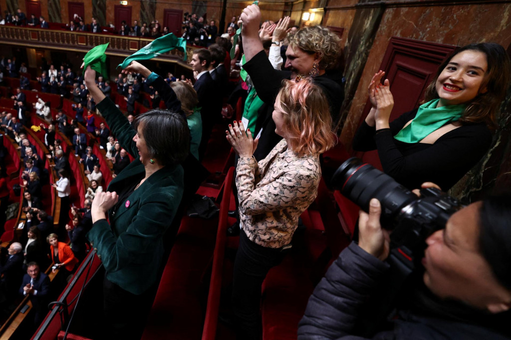 Poslanci a senátori privítali zakotvenie právo na potrat do ústavy krajiny v stoji. FOTO: Reuters