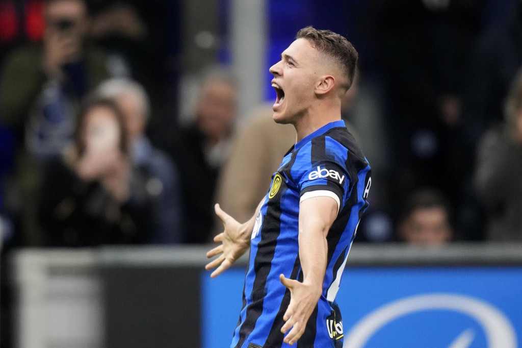 Hráč Kristjan Asllani z Interu Miláno sa raduje z gólu počas zápasu 27. kola talianskej Serie A Inter Miláno - FC Janov. FOTO: TASR/AP
