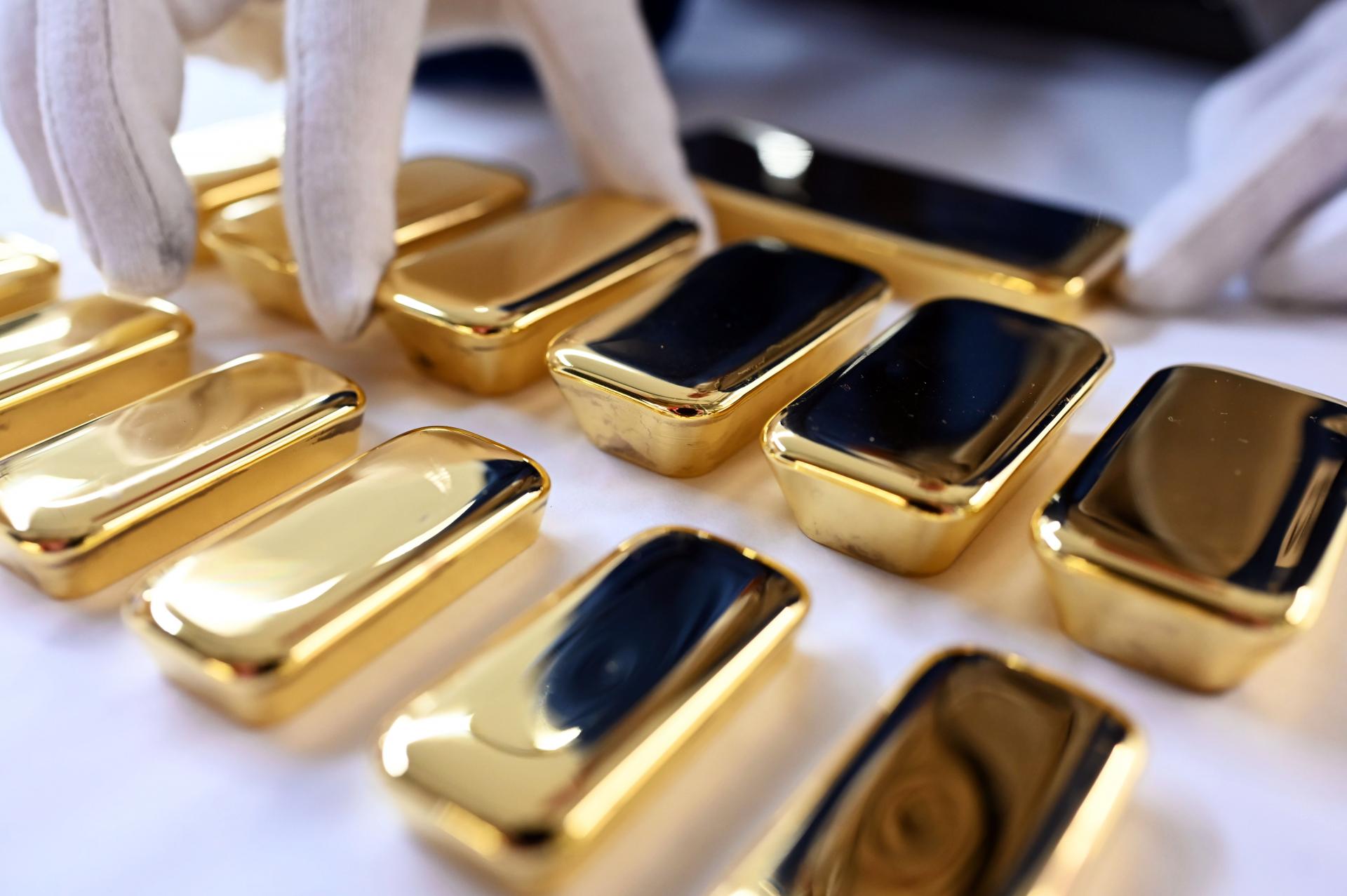 Cena zlata zaznamenala nový rekord, prekonala 2140 dolárov za uncu