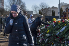 Žena plače po tom, ako položila kvety k hrobu ruského opozičného lídra Alexeja Navaľného dva dni po jeho pohrebe na Borisovskom cintoríne, kde ho pochovali v Moskve. FOTO: TASR/AP