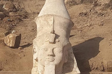 Časť vápencovej sochy Ramzesa II., ktorú odkryla egyptská a americká archeologická misia v El Ashmunein. FOTO: Reuters