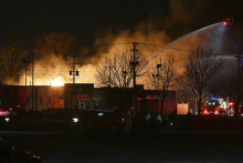 Viacero výbuchov a požiar zaznamenali na predmestí Clinton Township v severnej časti amerického mesta Detroit. FOTO: TASR/AP