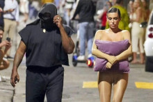 Bianca Censori (29) sa v septembri takmer nah&aacute; promen&aacute;dovala vo Florencii.