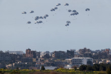 Balíky padajú do Gazy po tom, čo boli zhodené z vojenského lietadla. FOTO: Reuters