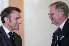 Francúzsky prezident Emmanuel Macron a český premiér Petr Fiala diskutujú počas spoločnej tlačovej konferencie v Prahe. FOTO: TASR/AP