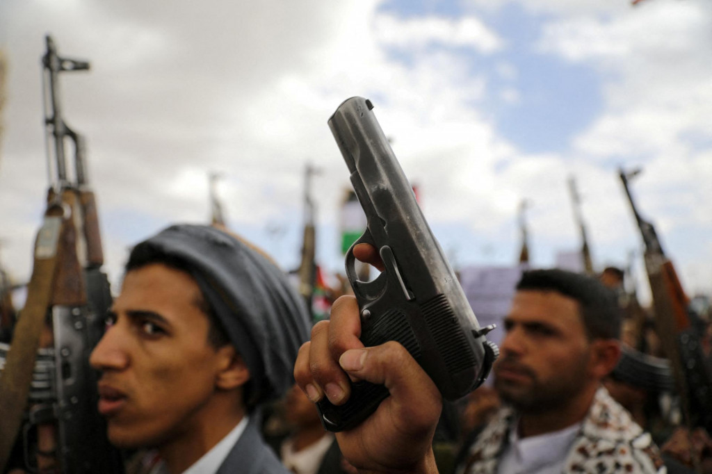Prívrženci husíov sa zhromaždili, aby vyjadrili podporu Palestínčanom. FOTO: Reuters