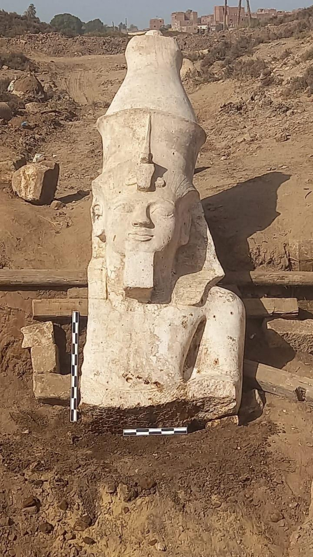 Časť vápencovej sochy Ramzesa II., ktorú odkryla egyptská a americká archeologická misia v El Ashmunein. FOTO: Reuters