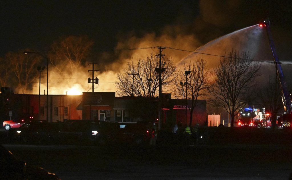 Viacero výbuchov a požiar zaznamenali na predmestí Clinton Township v severnej časti amerického mesta Detroit. FOTO: TASR/AP