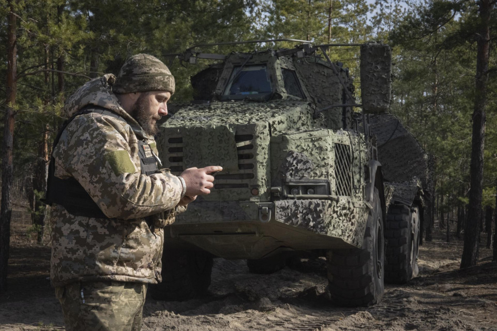 Ukrajinský vojak stojí pri švédskej samohybnej húfnici Archer na frontovej línii v Doneckej oblasti. FOTO: TASR/AP