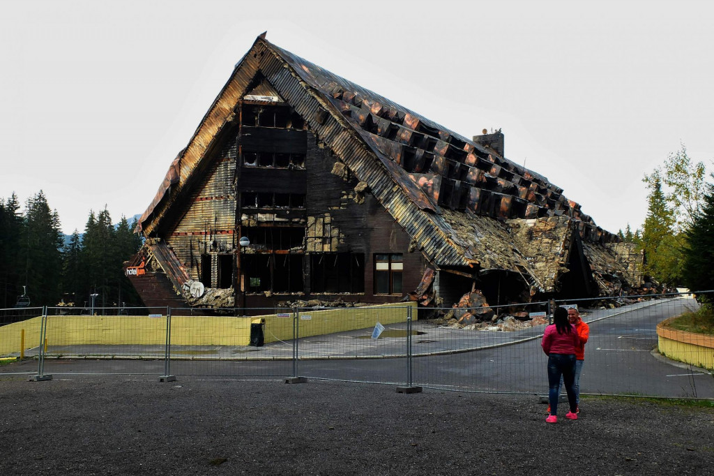 Hotel Junior v Jasnej zhorel ešte v roku 2015 a odvtedy je neobývateľný. Minister školstva Tomáš Drucker sa rozhodol situáciu po rokoch vyriešiť. FOTO: TASR/O. Ondráš