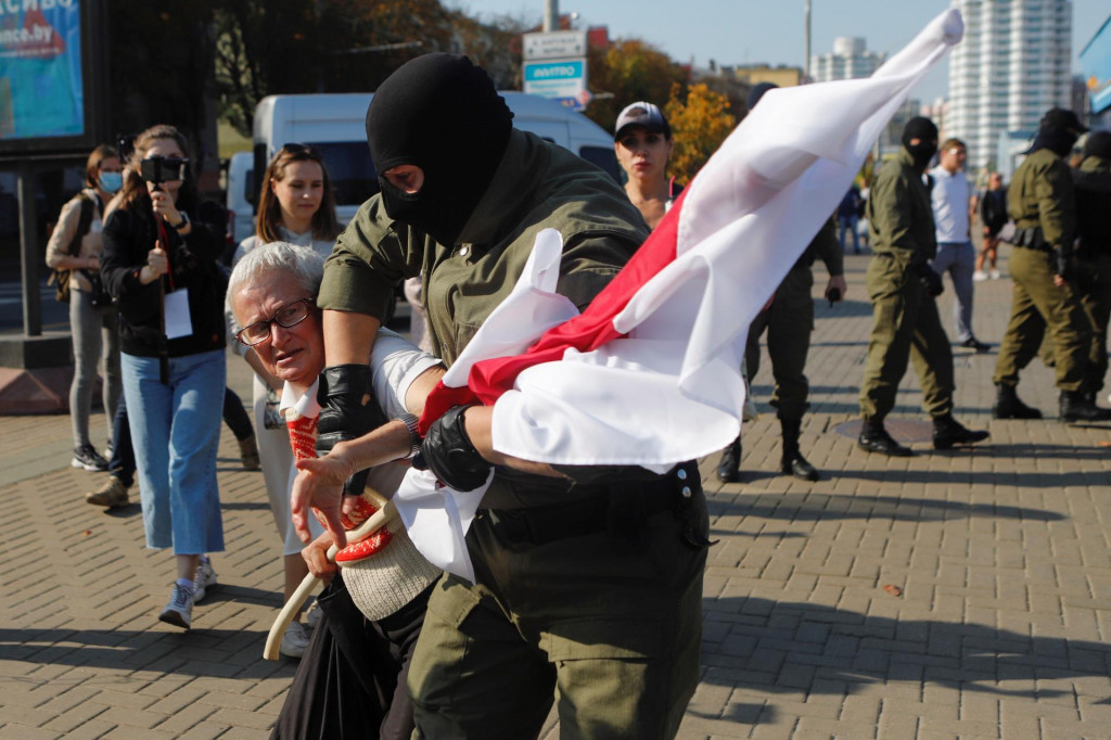 Bieloruský policajt zadržal aktivistku Ninu Baginskú počas opozičného zhromaždenia na odmietnutie výsledkov prezidentských volieb a na protest proti inaugurácii prezidenta Alexandra Lukašenka. FOTO: Reuters