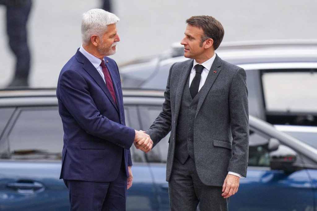 Český prezident Petr Pavel si podáva ruku so svojím francúzskym partnerom Emmanuelom Macronom. FOTO: TASR/AP
