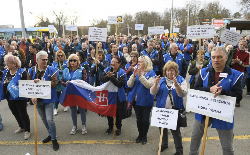 Nespokojní železničiari a železničiarky počas verejného zhromaždenie na podporu železničného sektora na železničnej stanici v Košiciach. FOTO: TASR/František Iván