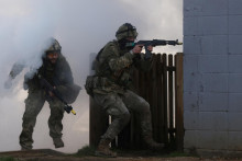 Ukrajinskí vojaci počas cvičenia. FOTO: Reuters