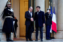 Pre súdržnosť Európy v pomoci Ukrajine sú dôležití dvaja muži: nemecký kancelár Scholz (vľavo) a francúzsky prezident Macron. FOTO: Reuters