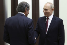 Ruský prezident Vladimir Putin a riaditeľ Medzinárodnej agentúry pre atómovú energiu Rafael Grossi počas stretnutia v prímorskom letovisku v Soči. FOTO: TASR/AP