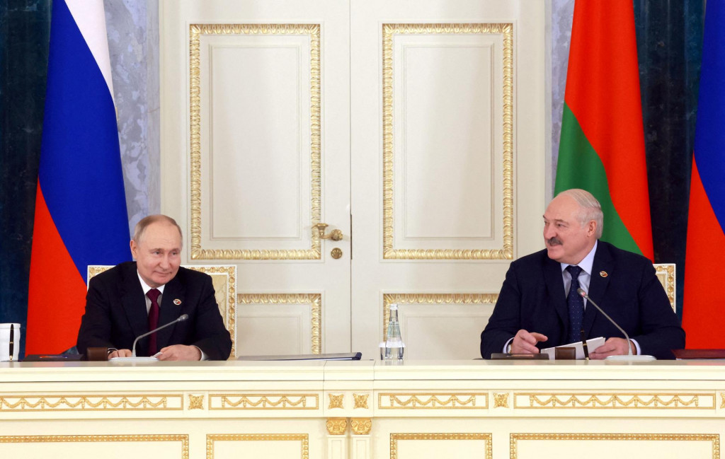 Ruský prezident Vladimir Putin a bieloruský prezident Alexander Lukašenko. FOTO: Reuters