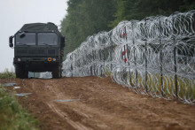 Plot, ktorý postavili poľskí vojaci na hranici medzi Poľskom a Bieloruskom pri obci Nomiki. FOTO: Reuters