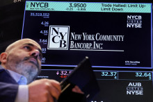 Obchodník pracuje na mieste, kde sa obchoduje s akciami New York Community Bancorp. FOTO: Reuters
