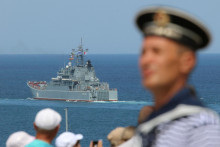 Veľká výsadková loď ruského námorníctva Cezar Kunikov sa plaví počas prehliadky Dňa námorníctva v čiernomorskom prístave Sevastopol na Kryme 26. júla 2020. FOTO: Reuters