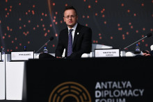 Maďarský minister zahraničných vecí a európskych záležitostí Péter Szijjártó. FOTO: TASR/Anadolu-Mehmet Emin Mengüarslan